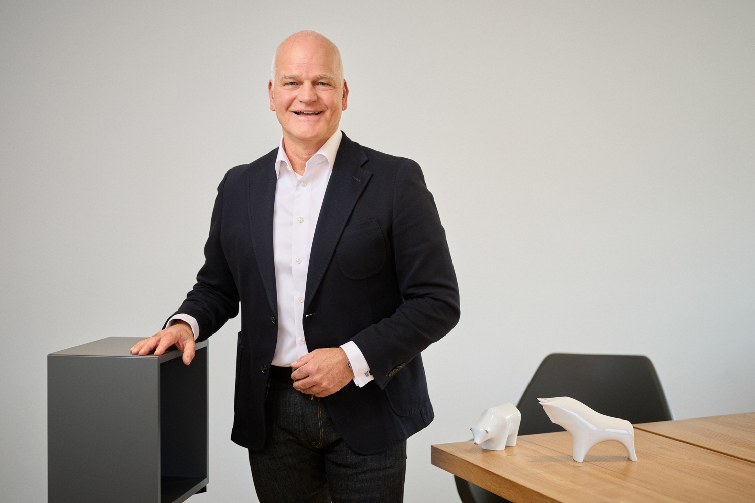 Gerald Paulig steht im Büro der Fortezza Finanz AG in Nürnberg